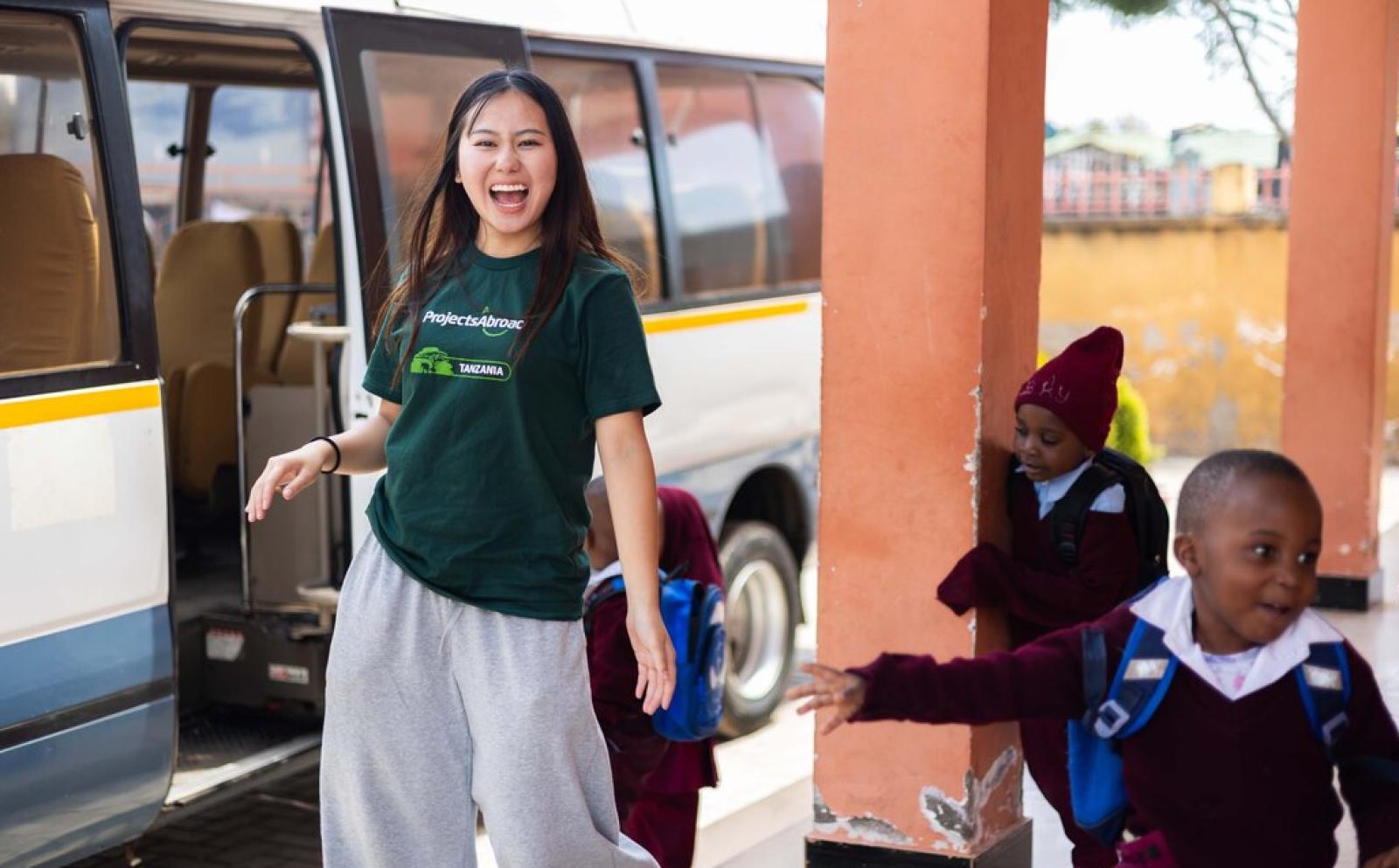 タンザニアの活動先の学校に到着したトビタテ高校生ボランティア
